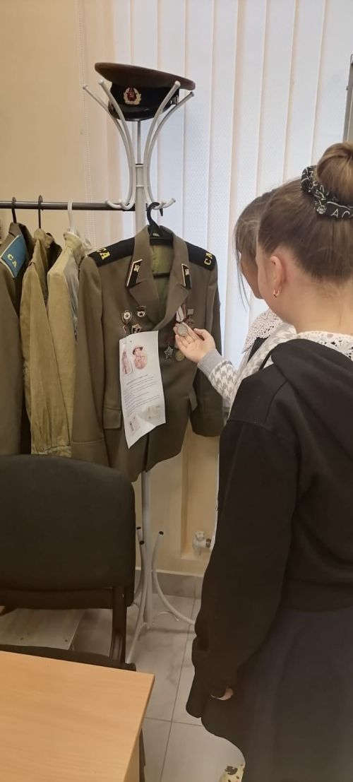 В Бурундуковской сельской библиотеке библиотекарь Гайнутдинова Айгуль оформила выставку «Герои нашего времени»