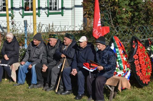 Иске Чәчкаб авылы халкы махсус хәрби операциядә һәлак булган авылдашлары белән хушлашты