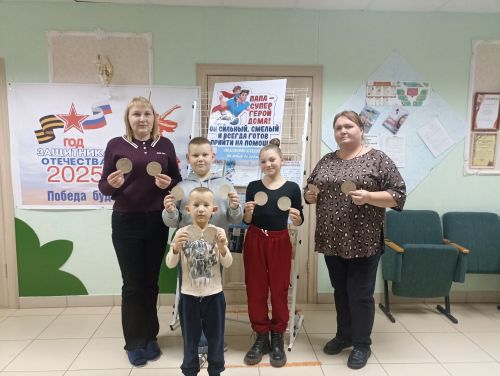 В Федоровском доме культуры прошла программа «О папах с любовью» с мастер-классом «Медальон для папы»