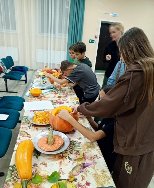 В Имянле Буртасском сельском клубе совместно с сельской библиотекой организовали и провели праздник «Осенний бал»