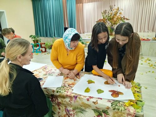 В Имянле Буртасском сельском клубе совместно с сельской библиотекой организовали и провели праздник «Осенний бал»