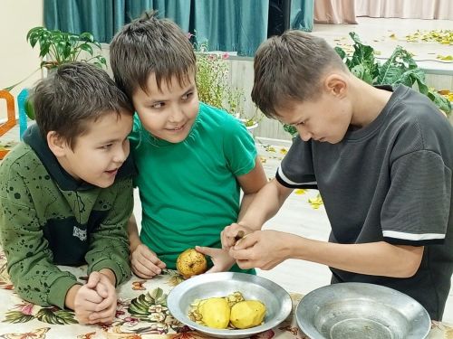 В Имянле Буртасском сельском клубе совместно с сельской библиотекой организовали и провели праздник «Осенний бал»