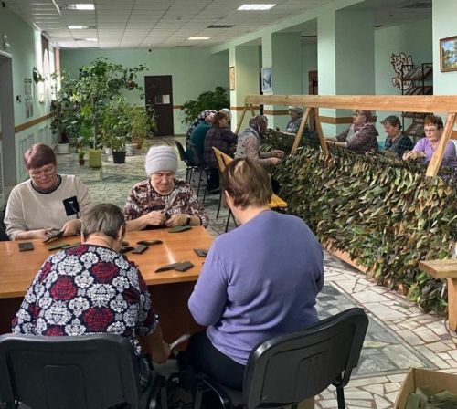 В селе Ульянково в последней декаде октября возобновили работу по плетению маскировочных сетей для бойцов на спецоперации