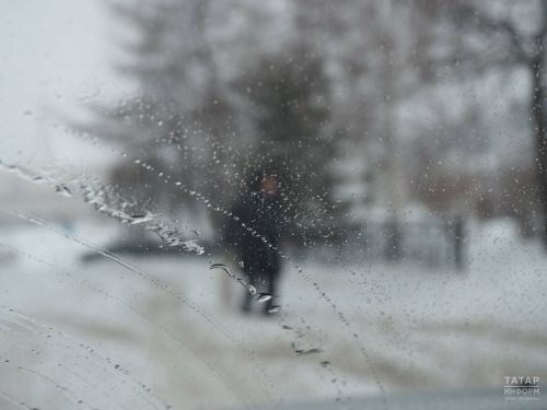 Автоэксперт предупредил, что частая очистка наледи пластиком повреждает лобовое стекло