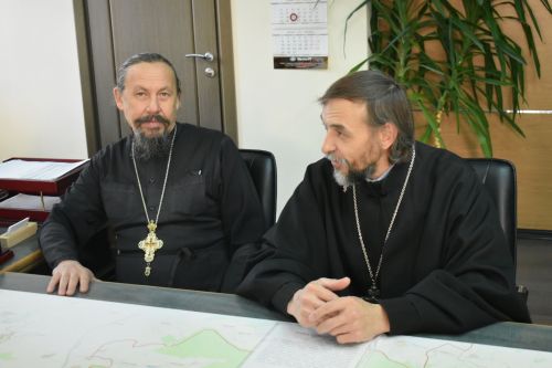 Глава района Альберт Рахматуллин принял в своем кабинете семью Медведевых — священнослужителя, иерея Олега Александровича и его супругу Татьяну Вадимовну