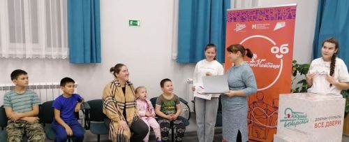 В Бурундуковской сельской библиотеке совместно с домом культуры состоялась увлекательная встреча для детей под названием «Россия — единая семья»