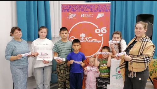 В Бурундуковской сельской библиотеке совместно с домом культуры состоялась увлекательная встреча для детей под названием «Россия — единая семья»