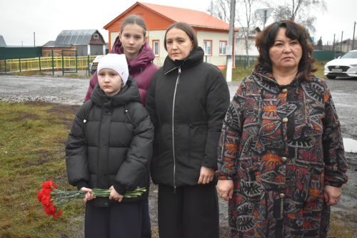В Малых Мемях состоялось мероприятие, посвященное памяти бойцов, погибших при выполнении воинского долга в ходе спецоперации
