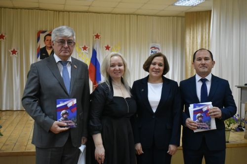 На родине Героя России — в Малых Мемях состоялась презентация книги