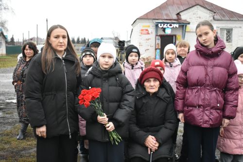 В Малых Мемях состоялось мероприятие, посвященное памяти бойцов, погибших при выполнении воинского долга в ходе спецоперации