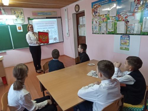В Берлибашской школе прошло увлекательное занятие «Мозаика», приуроченное ко Дню Государственного герба России