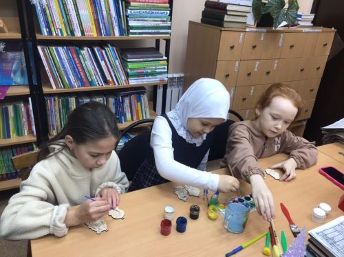 В Большерусаковской библиотеке провели мероприятие под названием «Новогодняя мастерская: готовим игрушки вместе»