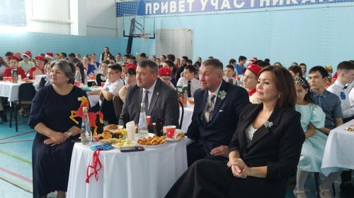 Активисты и отличники учебы Кайбицкого района собрались на елку