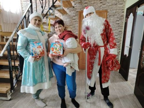 В Кушкуле к детям заглянули Дед Мороз и Снегурочка