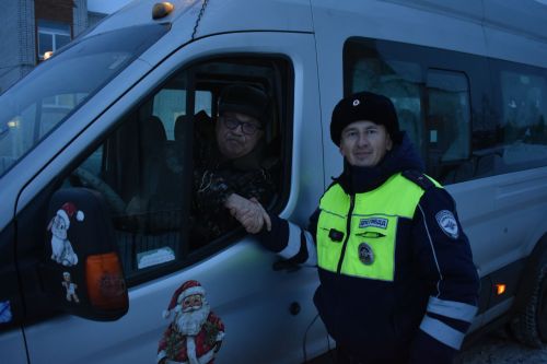 В Кайбицах автоинспекторы поздравили водителей с Новым годом