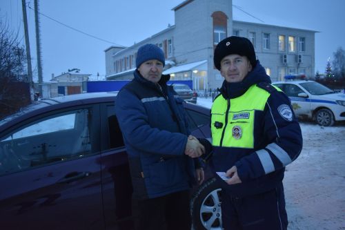 В Кайбицах автоинспекторы поздравили водителей с Новым годом