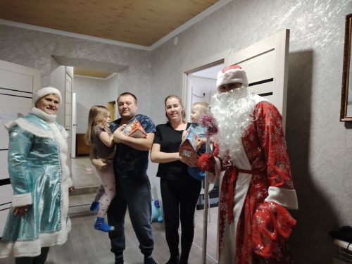 В Кушкуле к детям заглянули Дед Мороз и Снегурочка