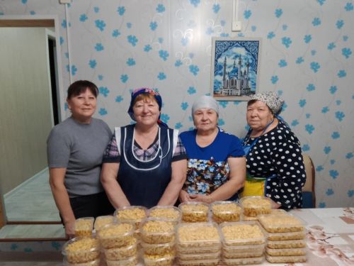 Волонтеры-активистки Салтыганова приготовили чакчак для отправки в зону специальной военной операции