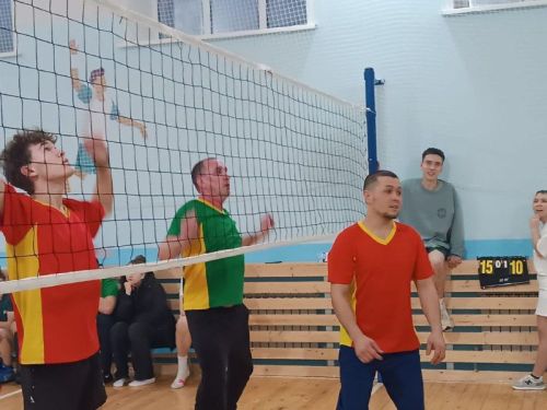 В Малых Мемях супруга Героя России наградила участников соревнований по волейболу