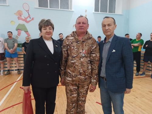 Жителю Малых Мемей вручили медаль «Отцу защитника Отечества»