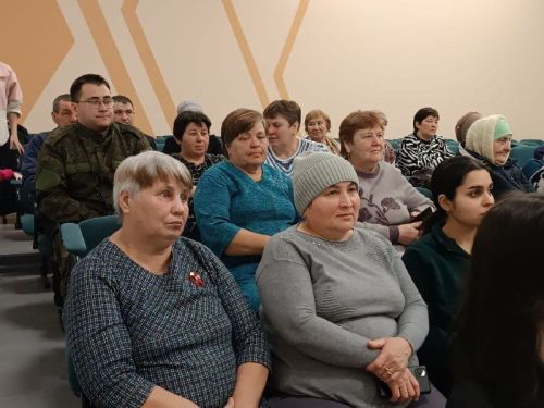 Борындык авылында маскировка челтәре үрүчеләр белән район башлыгы урынбасары очрашты