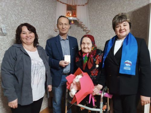 В Малых Мемях вручили юбилейную медаль, выпущенную к 80-летию Великой Победы