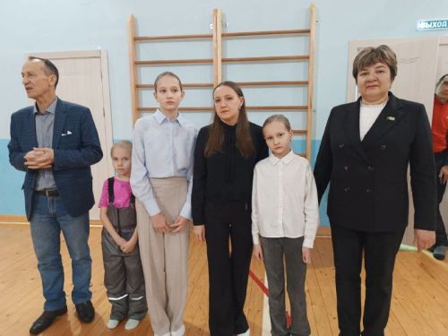 В Малых Мемях супруга Героя России наградила участников соревнований по волейболу