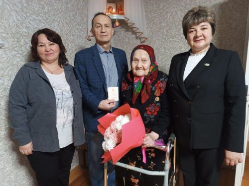 В Малых Мемях вручили юбилейную медаль, выпущенную к 80-летию Великой Победы