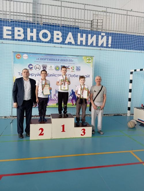 В бассейне «Салават купере» прошло лично-командное первенство по плаванию среди воспитанников спортивных школ, посвященное Году защитника Отечества