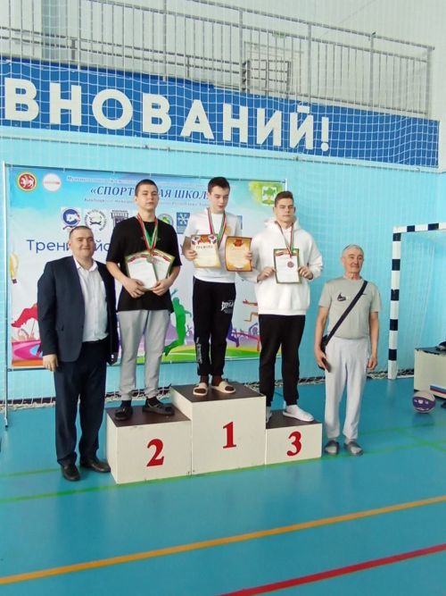 В бассейне «Салават купере» прошло лично-командное первенство по плаванию среди воспитанников спортивных школ, посвященное Году защитника Отечества
