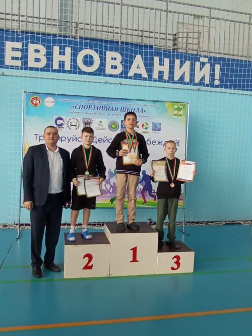 В бассейне «Салават купере» прошло лично-командное первенство по плаванию среди воспитанников спортивных школ, посвященное Году защитника Отечества