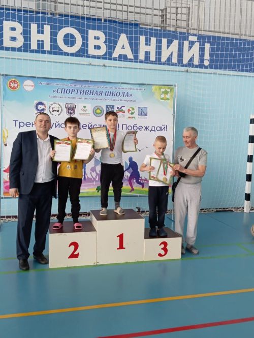 В бассейне «Салават купере» прошло лично-командное первенство по плаванию среди воспитанников спортивных школ, посвященное Году защитника Отечества