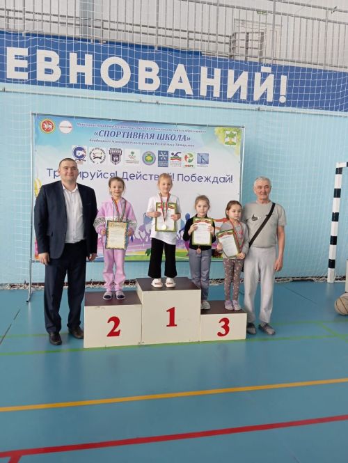 В бассейне «Салават купере» прошло лично-командное первенство по плаванию среди воспитанников спортивных школ, посвященное Году защитника Отечества