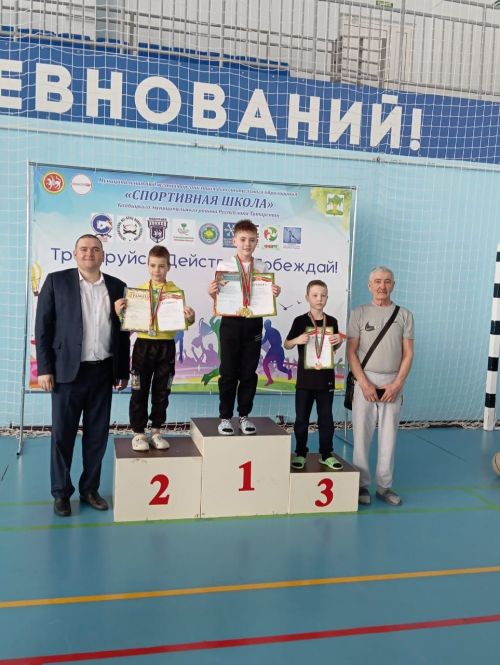 В бассейне «Салават купере» прошло лично-командное первенство по плаванию среди воспитанников спортивных школ, посвященное Году защитника Отечества