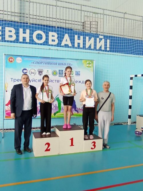 В бассейне «Салават купере» прошло лично-командное первенство по плаванию среди воспитанников спортивных школ, посвященное Году защитника Отечества
