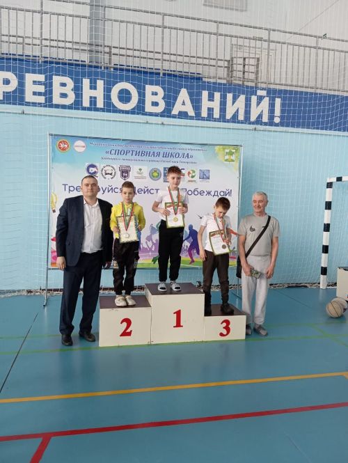В бассейне «Салават купере» прошло лично-командное первенство по плаванию среди воспитанников спортивных школ, посвященное Году защитника Отечества