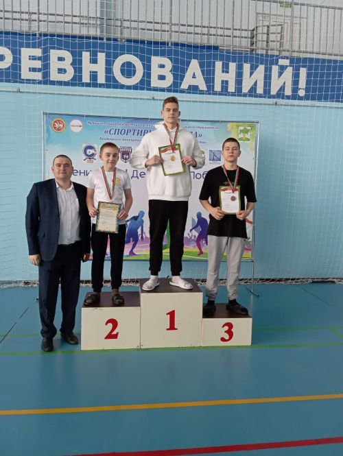 В бассейне «Салават купере» прошло лично-командное первенство по плаванию среди воспитанников спортивных школ, посвященное Году защитника Отечества