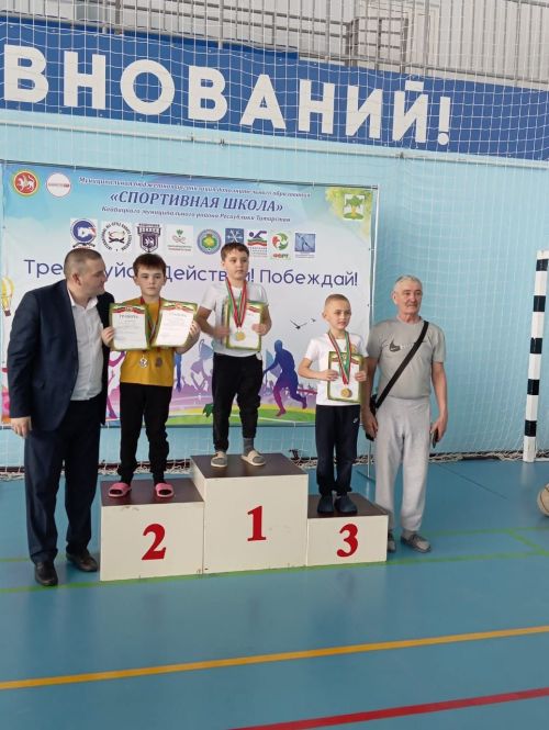 В бассейне «Салават купере» прошло лично-командное первенство по плаванию среди воспитанников спортивных школ, посвященное Году защитника Отечества