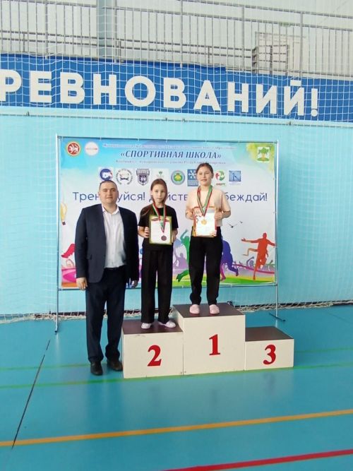 В бассейне «Салават купере» прошло лично-командное первенство по плаванию среди воспитанников спортивных школ, посвященное Году защитника Отечества