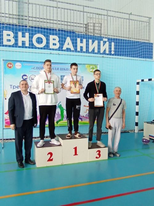 В бассейне «Салават купере» прошло лично-командное первенство по плаванию среди воспитанников спортивных школ, посвященное Году защитника Отечества