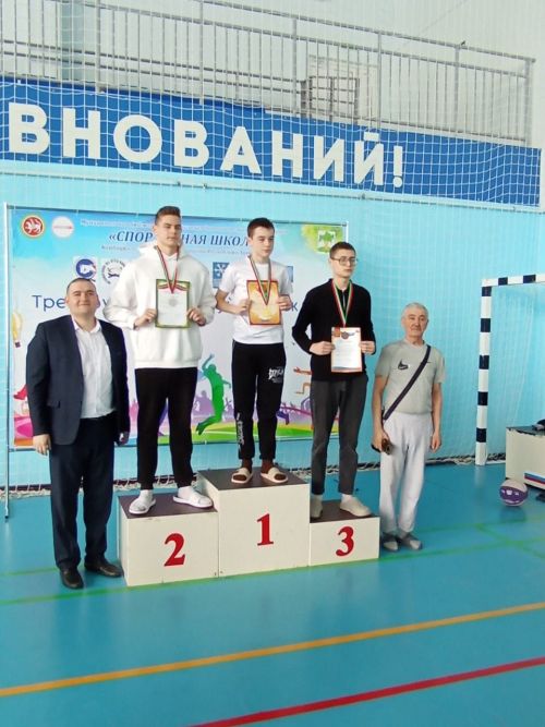 В бассейне «Салават купере» прошло лично-командное первенство по плаванию среди воспитанников спортивных школ, посвященное Году защитника Отечества