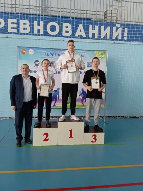 В бассейне «Салават купере» прошло лично-командное первенство по плаванию среди воспитанников спортивных школ, посвященное Году защитника Отечества