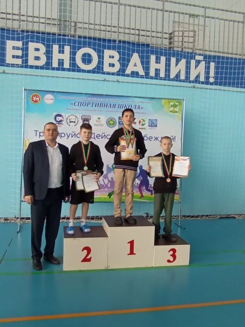 В бассейне «Салават купере» прошло лично-командное первенство по плаванию среди воспитанников спортивных школ, посвященное Году защитника Отечества