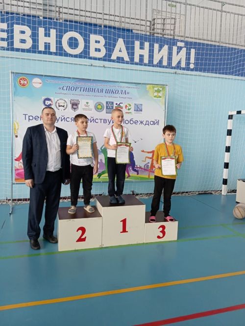 В бассейне «Салават купере» прошло лично-командное первенство по плаванию среди воспитанников спортивных школ, посвященное Году защитника Отечества