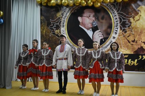 В Федоровской школе состоялся юбилейный фестиваль «Цветок дружбы», посвященный памяти директора Михаила Серякова