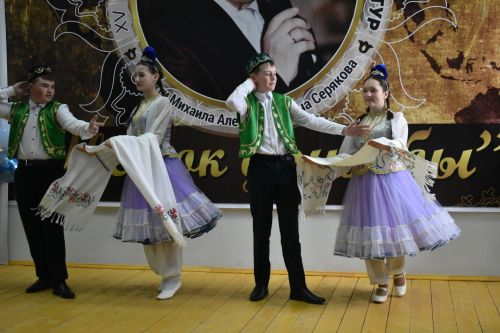 В Федоровской школе состоялся юбилейный фестиваль «Цветок дружбы», посвященный памяти директора Михаила Серякова