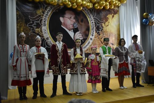В Федоровской школе состоялся юбилейный фестиваль «Цветок дружбы», посвященный памяти директора Михаила Серякова