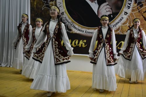 В Федоровской школе состоялся юбилейный фестиваль «Цветок дружбы», посвященный памяти директора Михаила Серякова