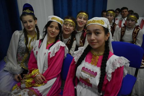 В Федоровской школе состоялся юбилейный фестиваль «Цветок дружбы», посвященный памяти директора Михаила Серякова