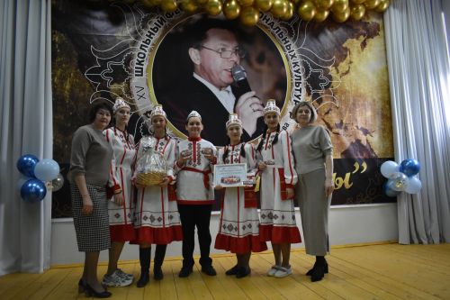 В Федоровской школе состоялся юбилейный фестиваль «Цветок дружбы», посвященный памяти директора Михаила Серякова